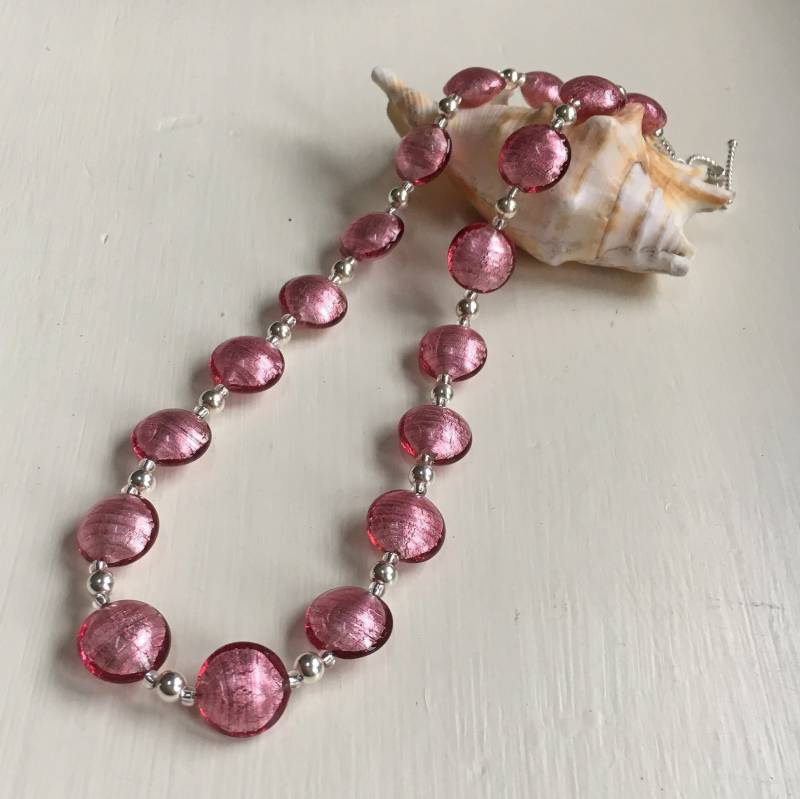 Diana Ingram Kette Mit Kleinen Lentil-Perlen Aus Muranoglas in Rosa | Cerise, Fuchsia An Sterling Silber Perlen Und Verschluss Diana Ingram Kette Mit Kleinen Lentil-Perlen Aus Muranoglas in Rosa | Cerise, Fuchsia An Sterling Silber Perlen Und Verschluss von DianaIngramJewellery