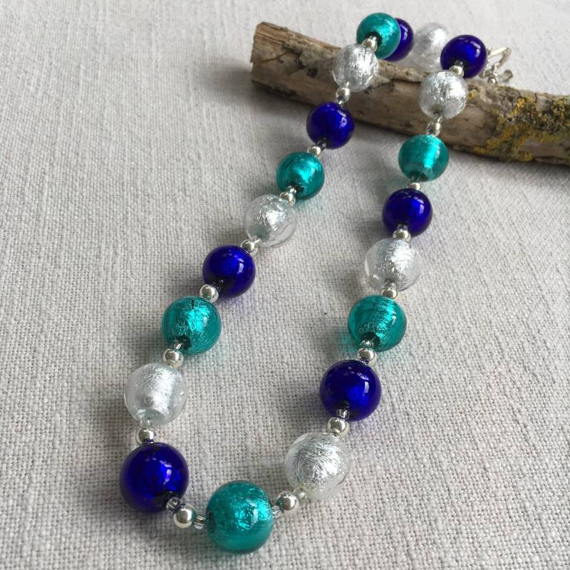 Diana Ingram Kette Mit Petrol | Grün, Jade Dunkelblauen Und Klaren Muranoglas Kugeln An Sterling Silber Perlen Verschluss Diana Ingram Kette Mit Petrol | Grün, Jade Dunkelblauen Und Klaren Muranoglas Kugeln An Sterling Silber Perlen Verschluss von DianaIngramJewellery