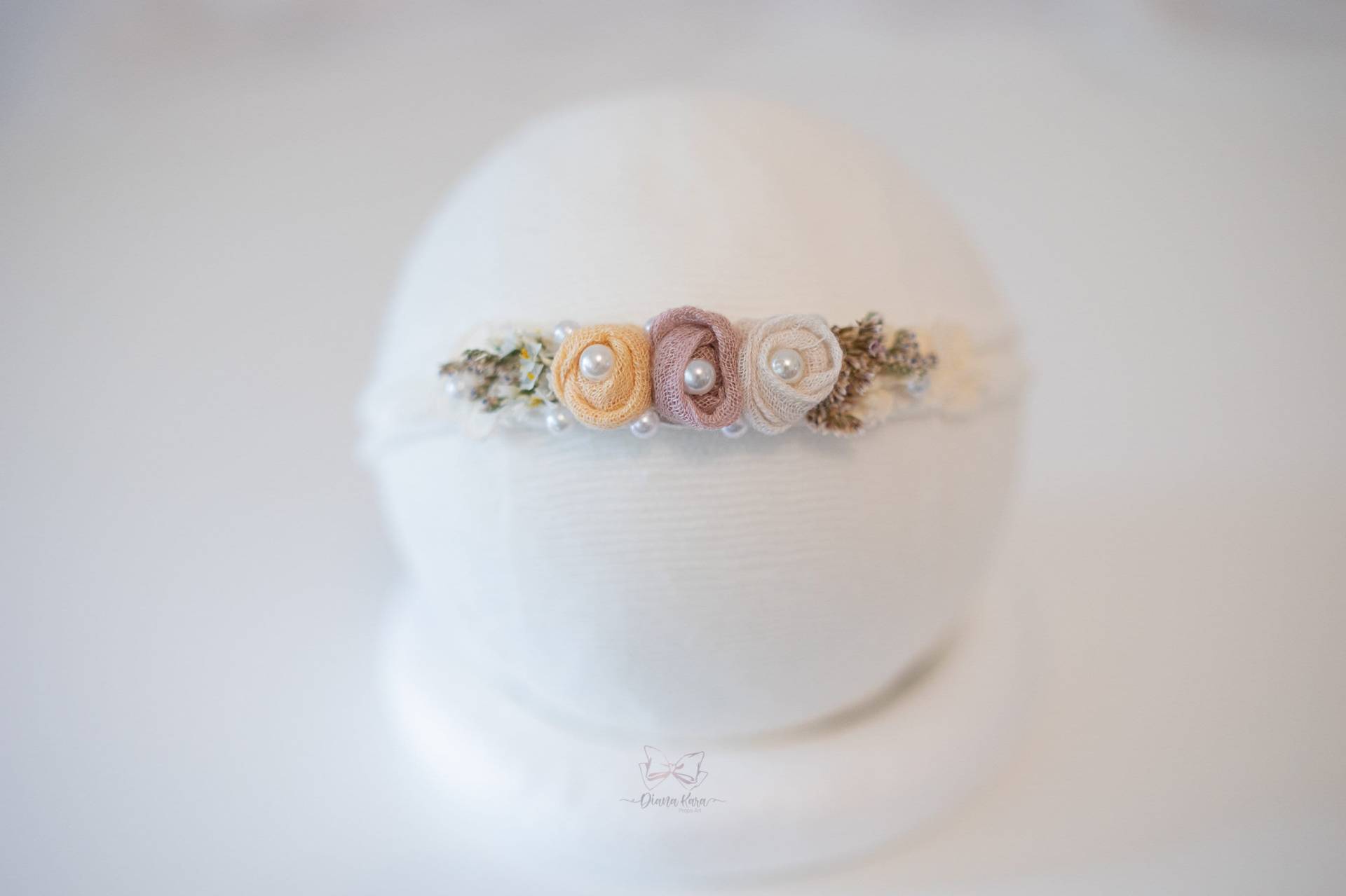 Haarband Baby Taufe/ Newborn Props/ Hochzeit Haardekor/ Stirnband Mädchen/ Fotoaccessoires/ Blumen Baby/ Mädchen Outfit von DianaKaraArt