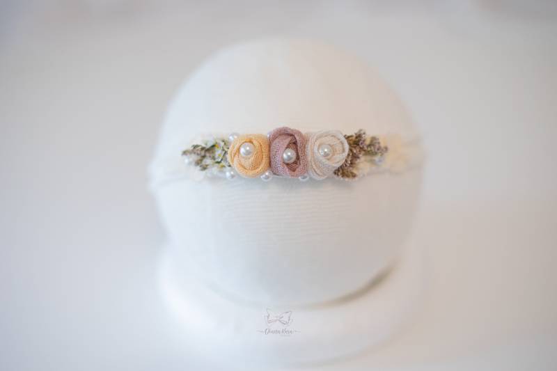 Haarband Baby Taufe/ Newborn Props/ Hochzeit Haardekor/ Stirnband Mädchen/ Fotoaccessoires/ Blumen Baby/ Mädchen Outfit von DianaKaraArt