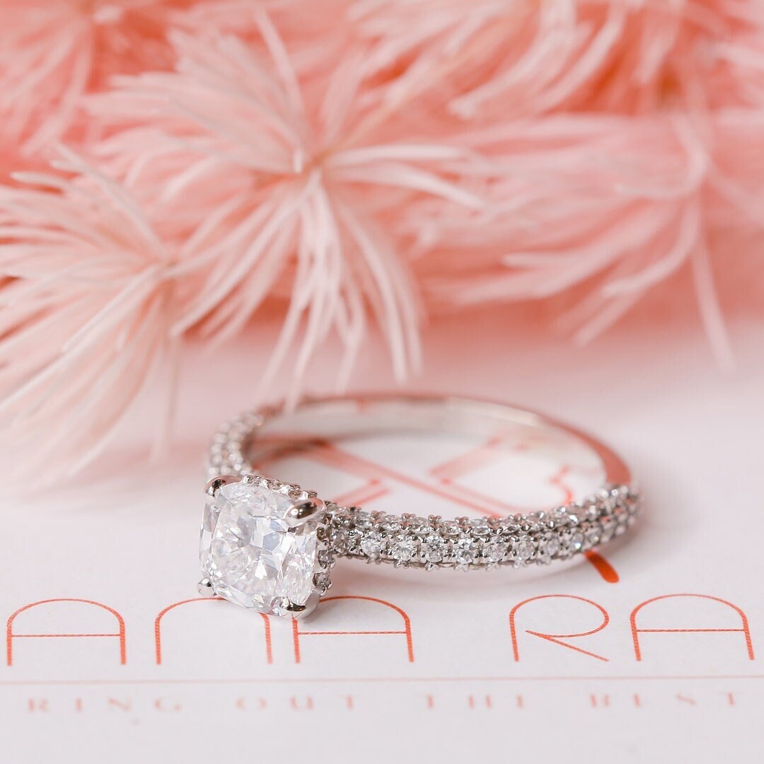 1.5 Karat Kissenschliff Diamantring, Diamant Verlobungsring, Kissen Pave Ring, 3 Seiten Verlobungsring 1.5 Karat Kissenschliff Diamantring, Diamant Verlobungsring, Kissen Pave Ring, 3 Seiten Verlobungsring von DianaRafaelJewelry