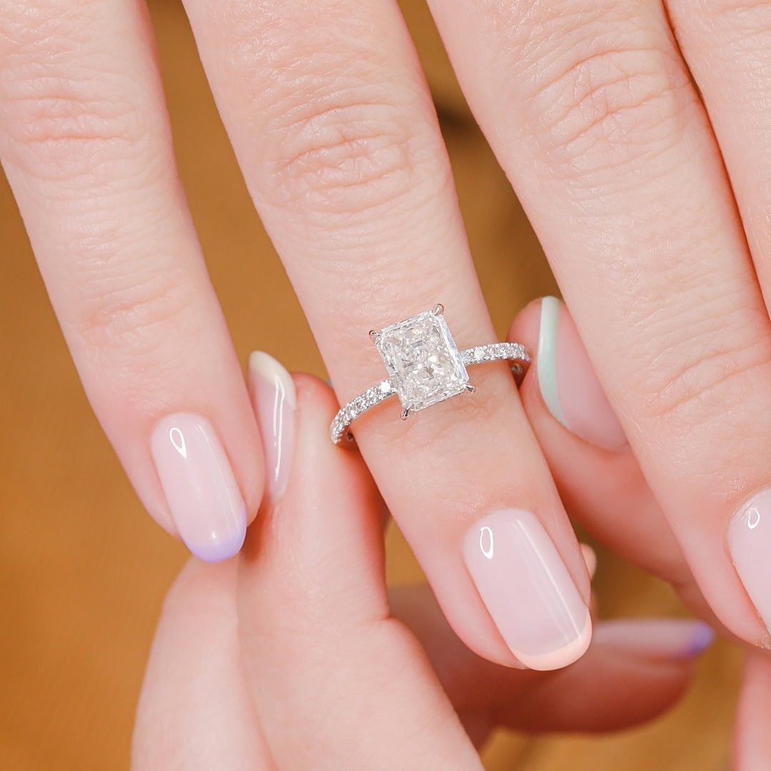 2 Karat Diamantring Im Strahlenschliff 2 Karat Diamantring Im Strahlenschliff von DianaRafaelJewelry