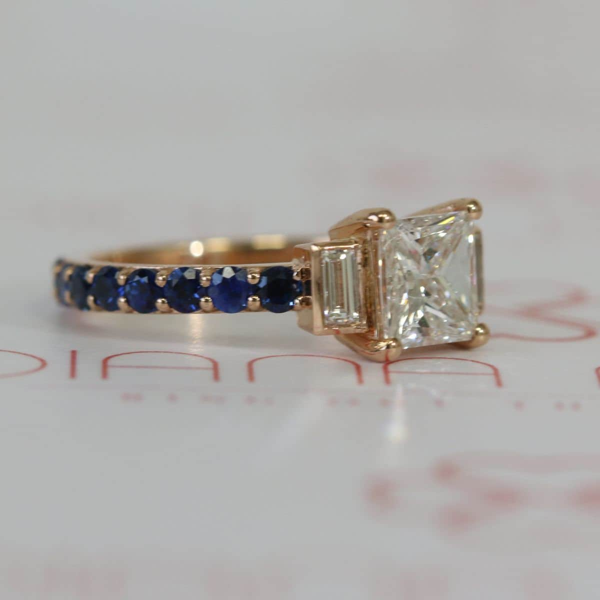 2.5 Karat Princess Cut Diamant, Baguette & Saphir Gold Ring, Blauer Stein Geburtsstein Ring von DianaRafaelJewelry