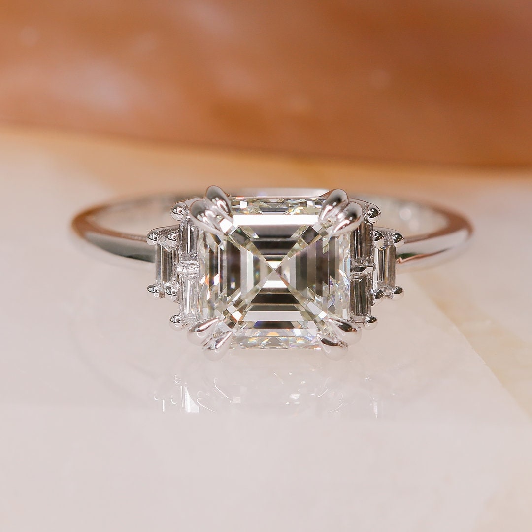 Asscher Cut Diamant, 2 Karat Diamant Ring, Und Baguette Cut, 14K Weißgold Jubiläumsring von DianaRafaelJewelry