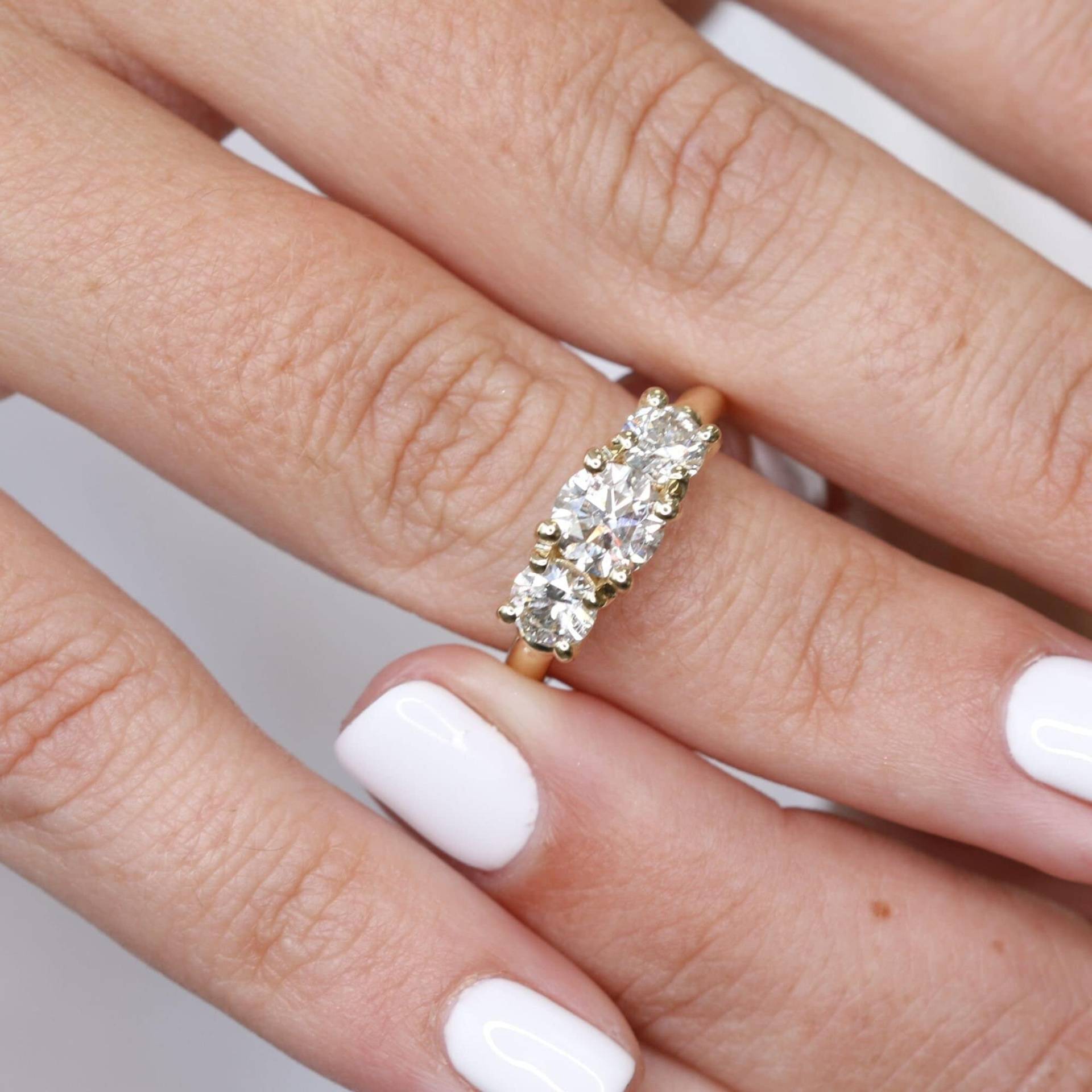 Drei Stein Verlobungsring, 14K Gelbgold Diamant Ring, Im Rundschliff, Diamant-Verlobungsring Drei Stein Verlobungsring, 14K Gelbgold Diamant Ring, Im Rundschliff, Diamant-Verlobungsring von DianaRafaelJewelry