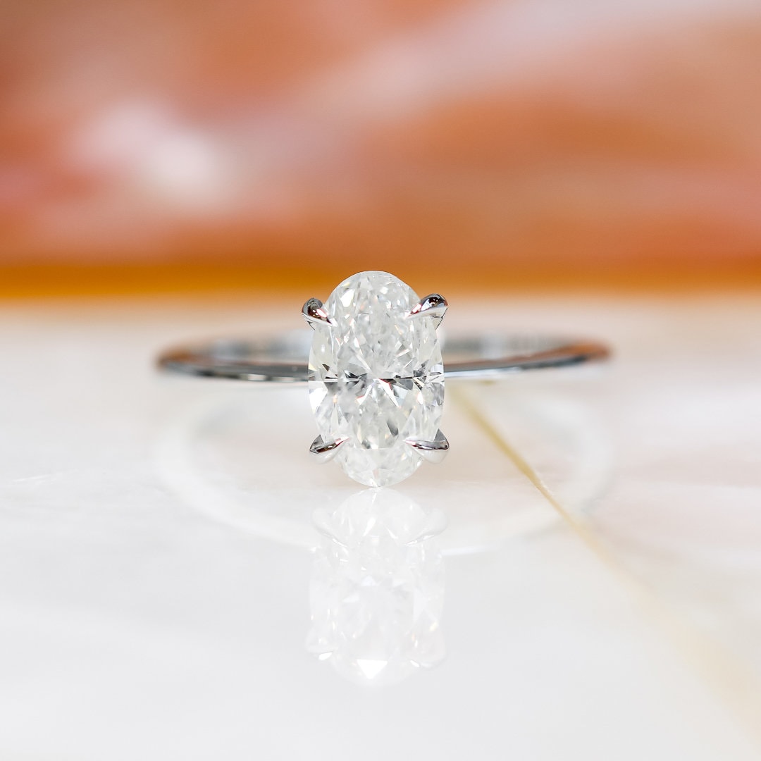 Dünner Band Oval Diamant Verlobungsring, Echter Natürlicher Ring, Zierlicher Weißgold Verlobungsring von DianaRafaelJewelry
