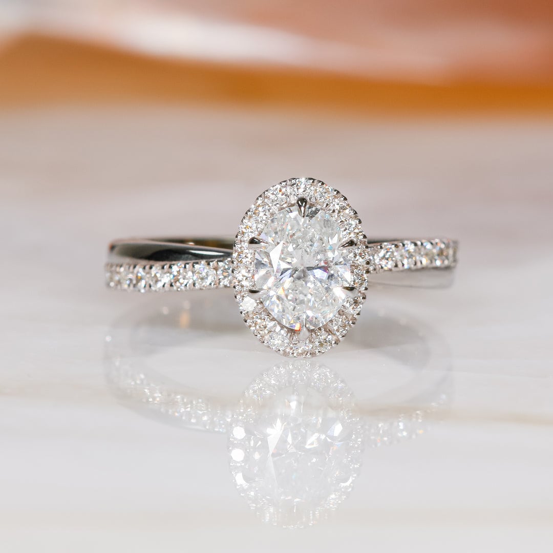 Einzigartiger Ovaler Diamantring, 1, 5 Karat Diamantring, Luxuriöser Ovaler Ring, Gedrehter Band Diamantring von DianaRafaelJewelry