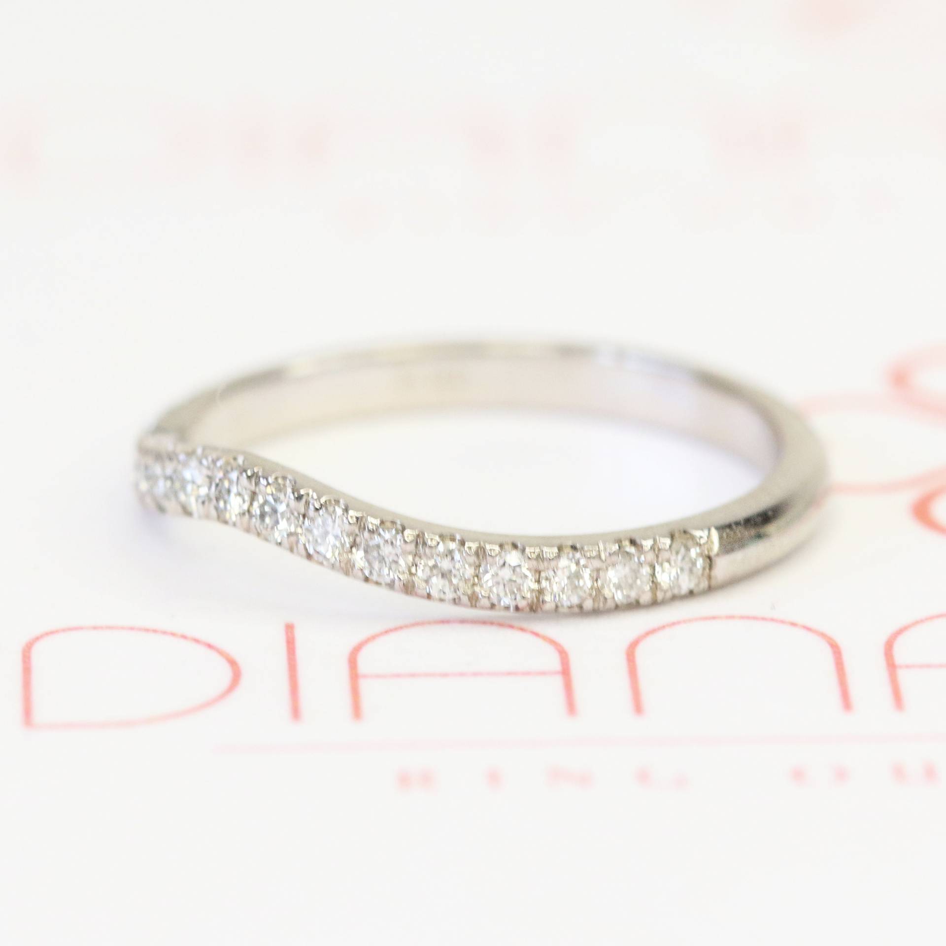 Gewellte Diamanten Gold Band, Chevron Diamant Ring, 1Ct Weißgold V Förmiger Versprechen Ring von DianaRafaelJewelry