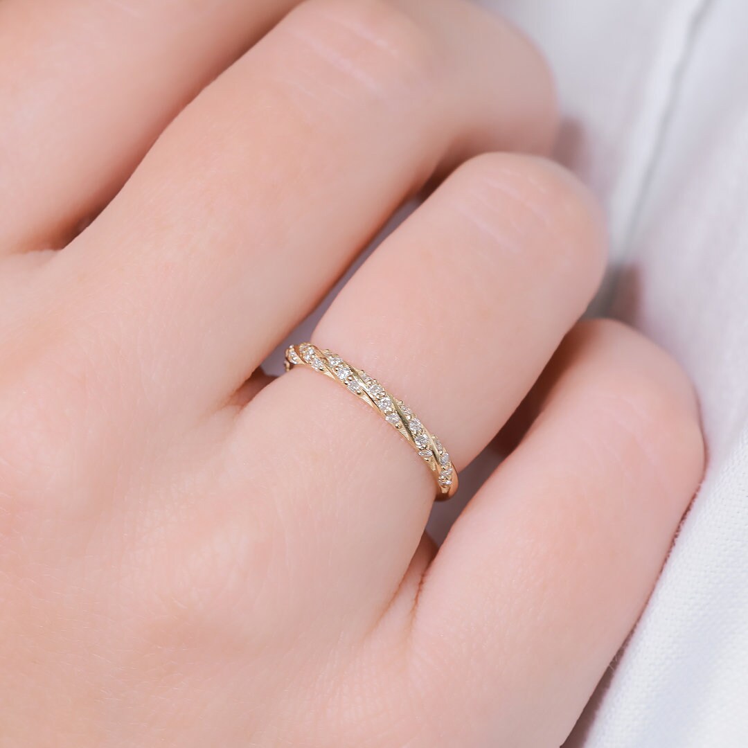 Gold Diamant Verdrehter Ring, Gedrehter Goldring, 14K Gelbgold, Jahrestagsring, Ehering von DianaRafaelJewelry