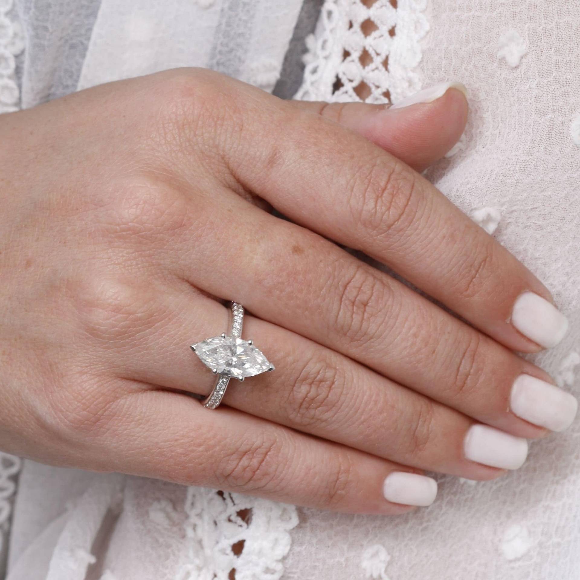 Marquiseförmiger Diamant Verlobungsring, Weißgoldring, Halo Verlobungsring Für Frauen von DianaRafaelJewelry