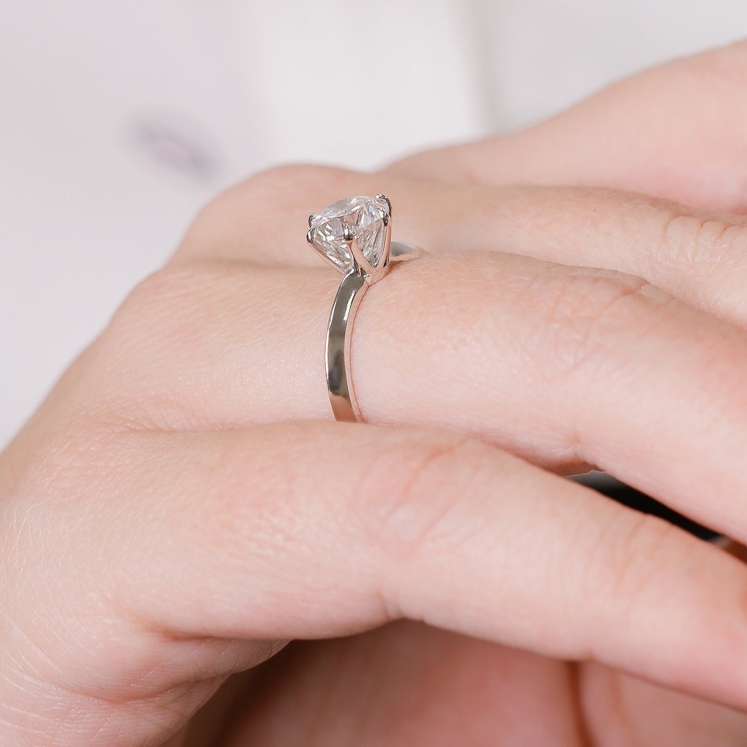 Perfekter Zierlicher Solitär Diamant Ring, 6 Zinken Ring von DianaRafaelJewelry