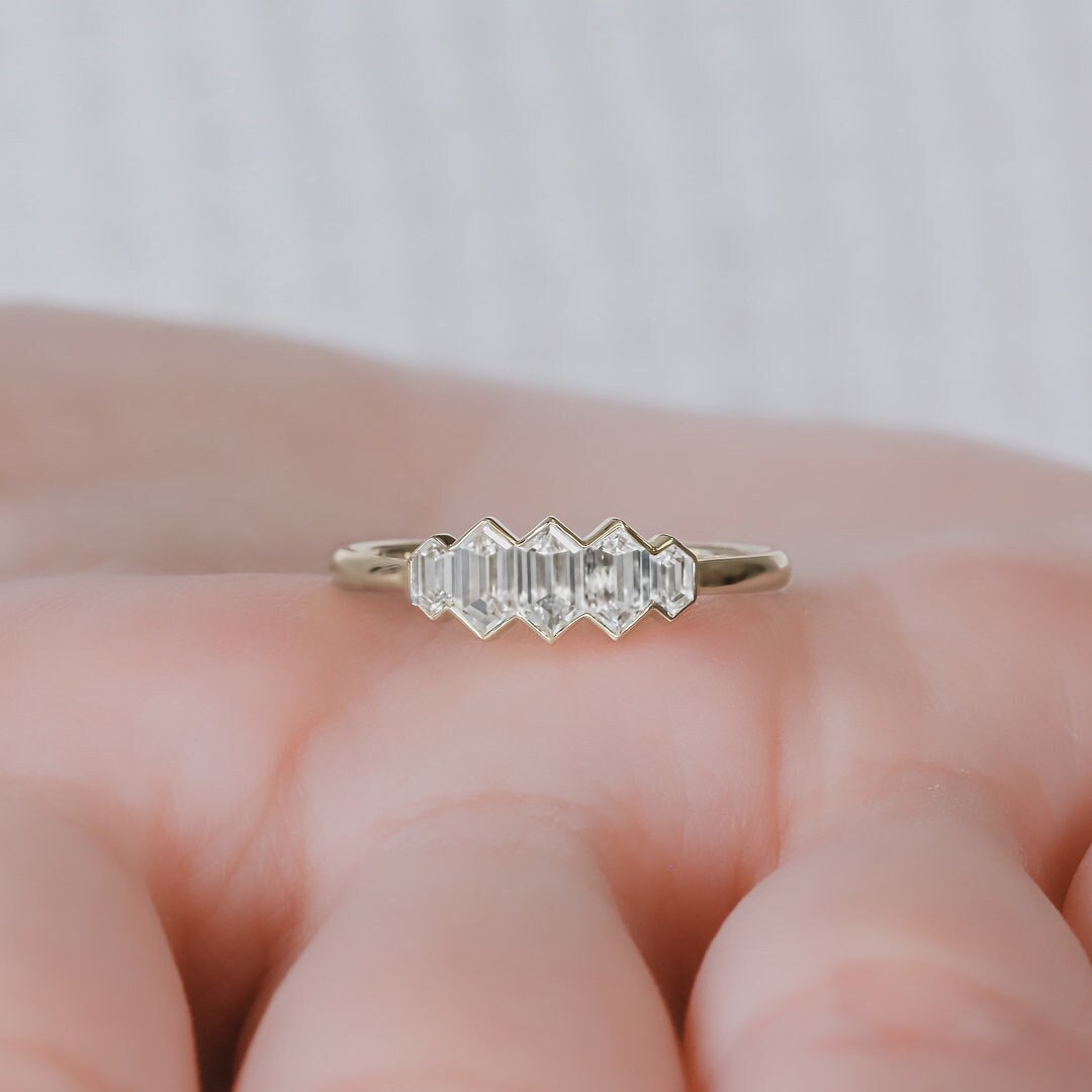 Sechseck Diamant Verlobungsring, Zierlicher Hexagon Ring, Art Deco 5 Ring von DianaRafaelJewelry