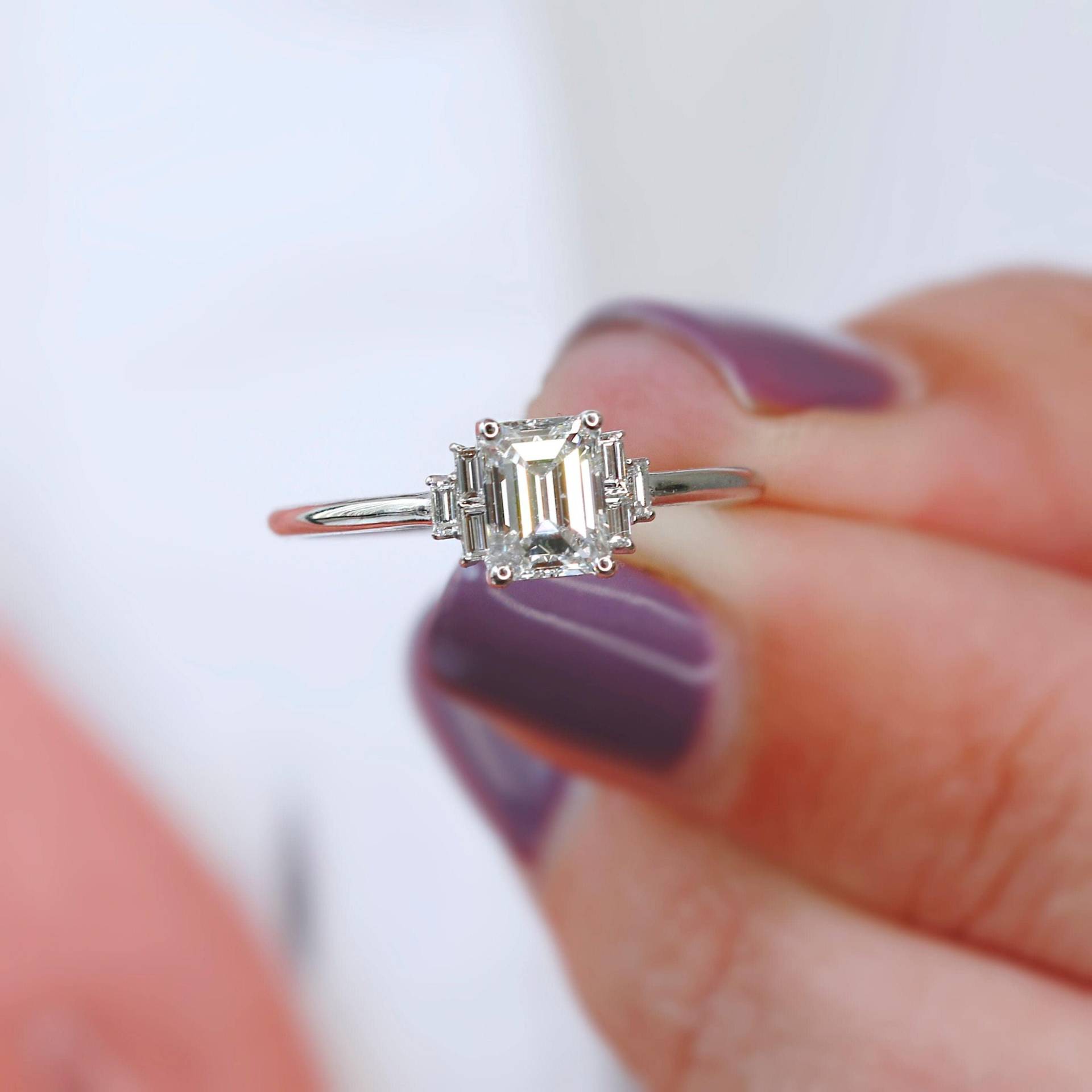 Smaragdschliff Diamant Jubiläumsband Vs2 Seiten Baguette Zertifizierte Hochwertiger Ring von DianaRafaelJewelry