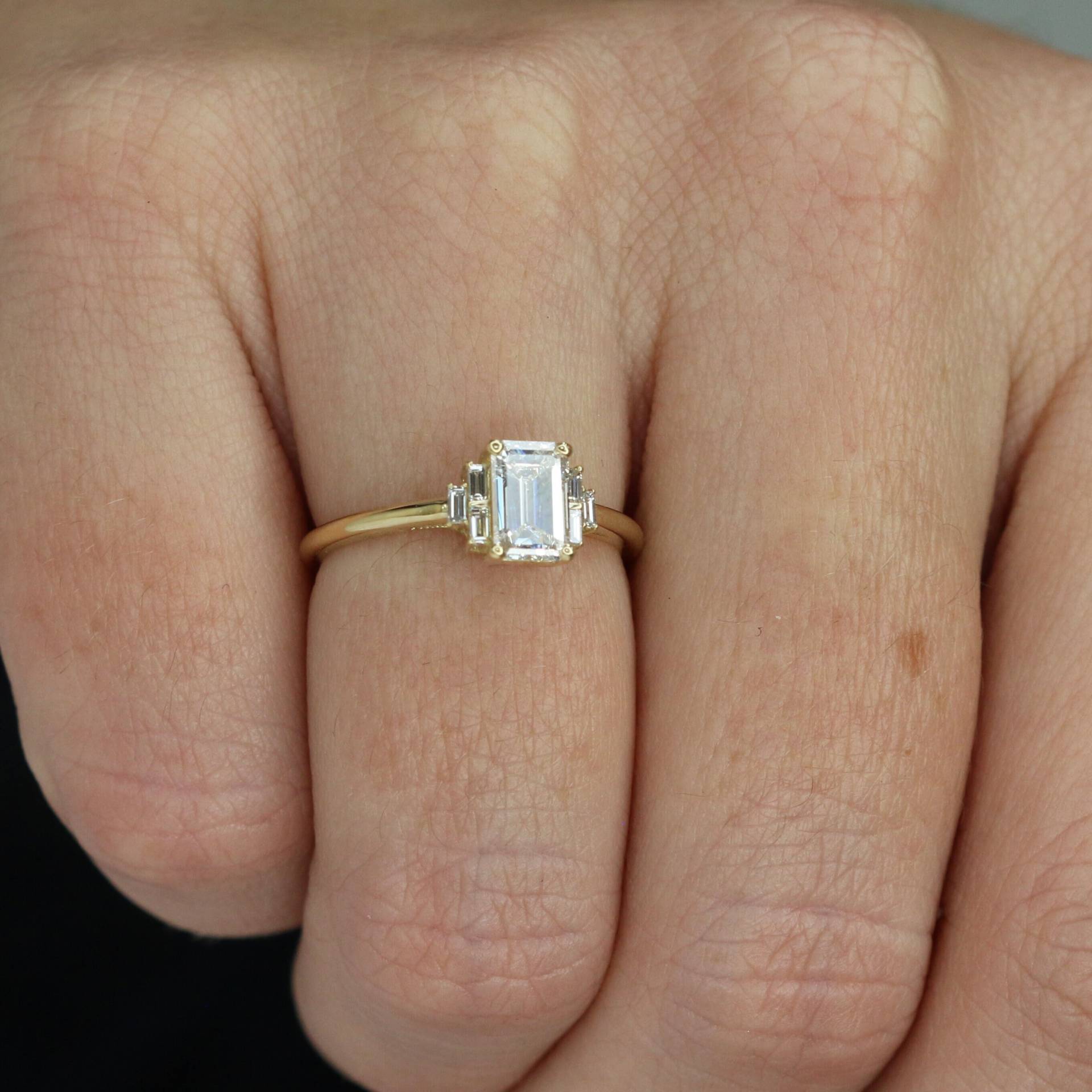 Smaragdschliff Diamant Ring, Milimalist Smaragdschliff Verlobungsring, Uniqur Versprechensring, 14K Weißgold Natürlicher Ring von DianaRafaelJewelry