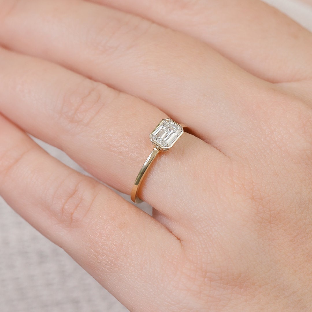 Smaragdschliff Diamant Verlobungsring, 14K Gold Ring, Smaragd Und Baguette Schliff, Hidden Halo Hochzeitsschmuck von DianaRafaelJewelry