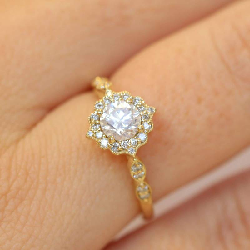 Vintage Ring, Halo Verlobungsring, Diamant Runder Diamant, Schmuck von DianaRafaelJewelry
