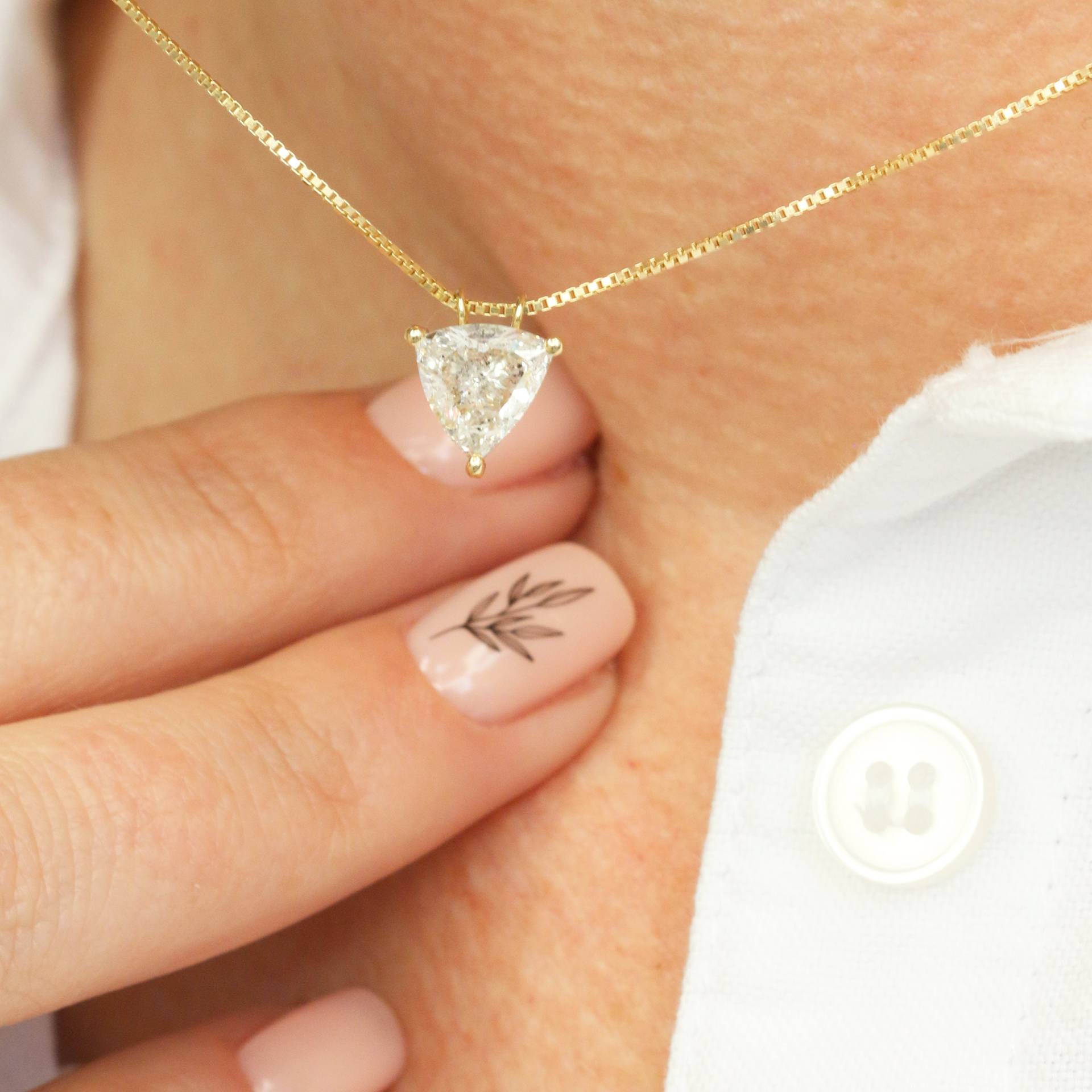 Zierliche Trillion Diamant Anhänger, 14K Gelbgold Halskette, Zierliche Goldkette Zierliche Trillion Diamant Anhänger, 14K Gelbgold Halskette, Zierliche Goldkette von DianaRafaelJewelry
