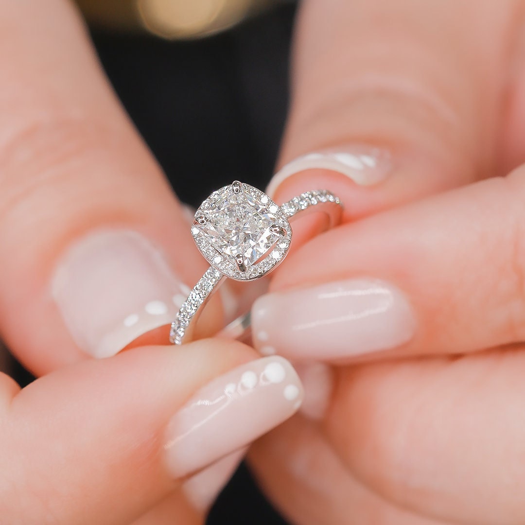 Zierliche Kissenschliff Diamant Halo Ring Geschenk Für Freundin Hohe Qualität 1, 5 Karat Fein Versprechen Sie Zierliche Kissenschliff Diamant Halo Ring Geschenk Für Freundin Hohe Qualität 1, 5 Karat Fein Versprechen Sie von DianaRafaelJewelry