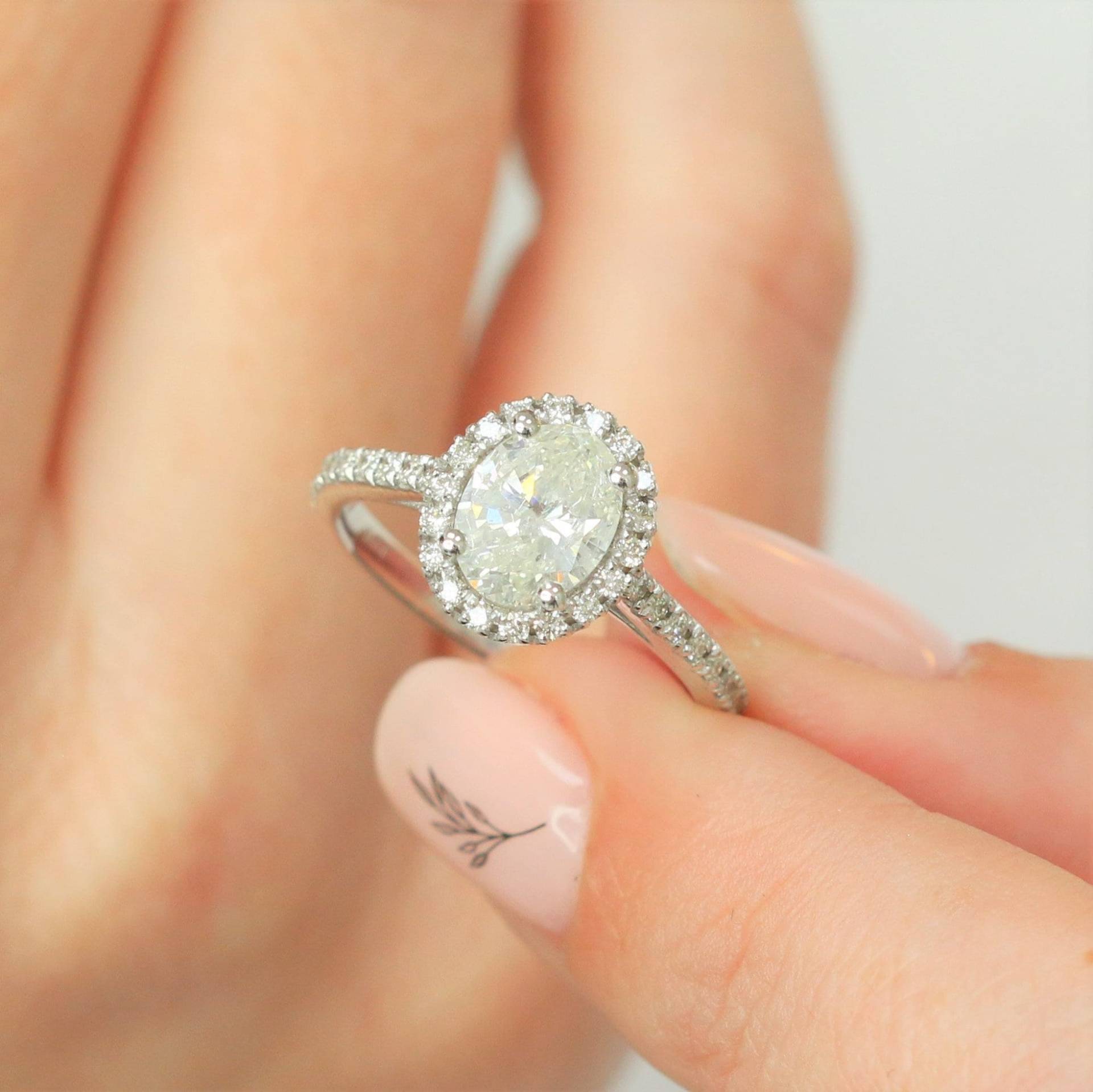 Zierlicher 1, 3 Karat Ovaler Diamant Halo Verlobungsring Art Deco Feiner Schmuck von DianaRafaelJewelry