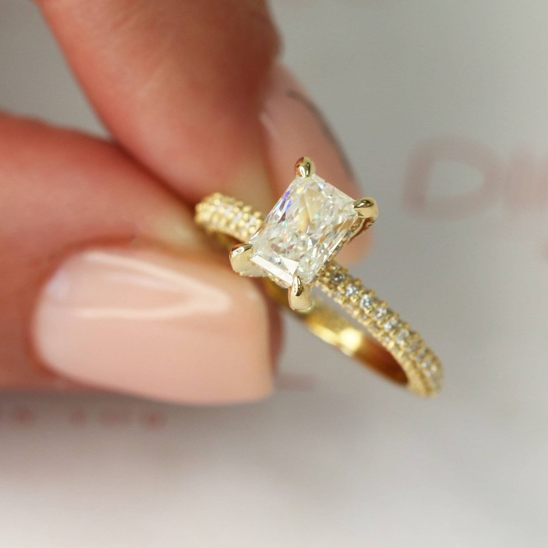 strahlender Diamant Verlobungsring, Länglicher Diamantring, Gelbgold Ring, Pav'e Ring von DianaRafaelJewelry