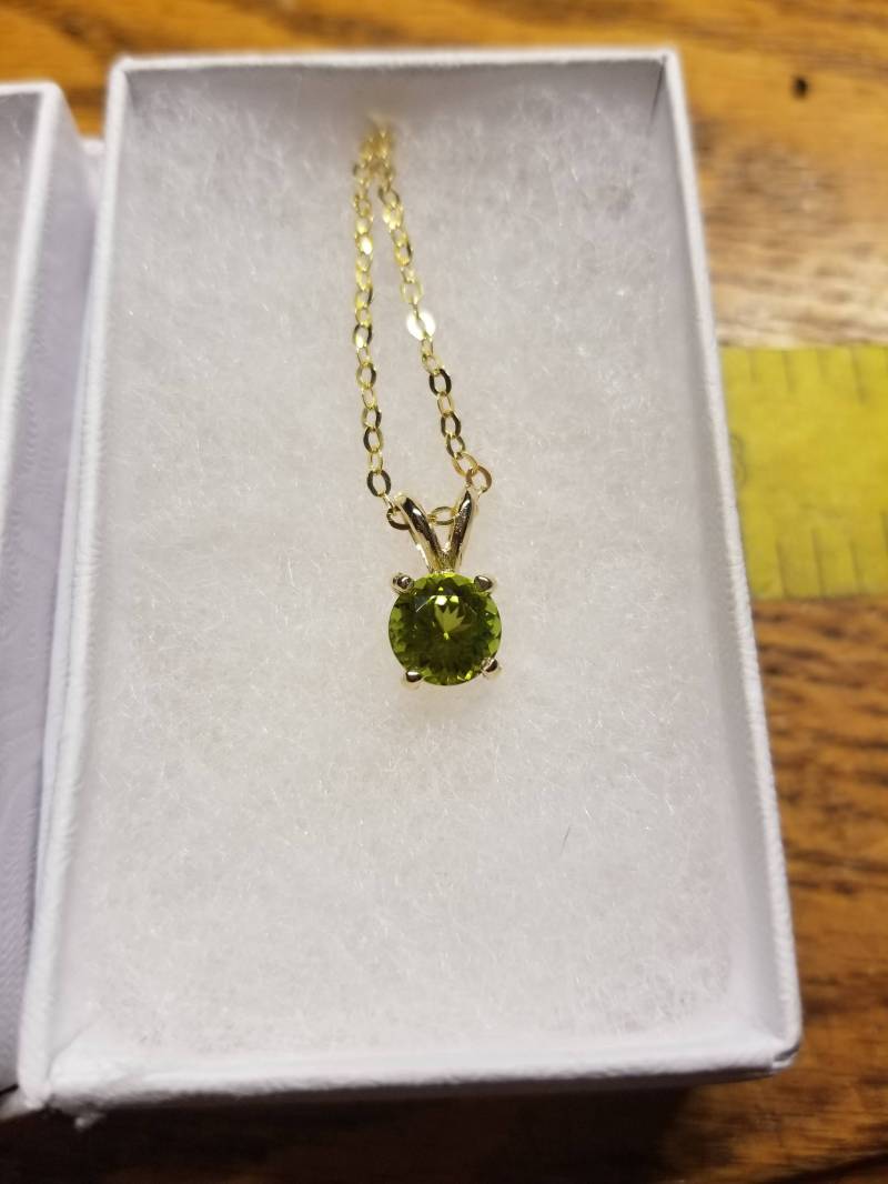 7 Mm Runder Peridot Anhänger in 14 K Goldfassung An 18 Zoll Vergoldeter Kette von DianaReevesJewelry