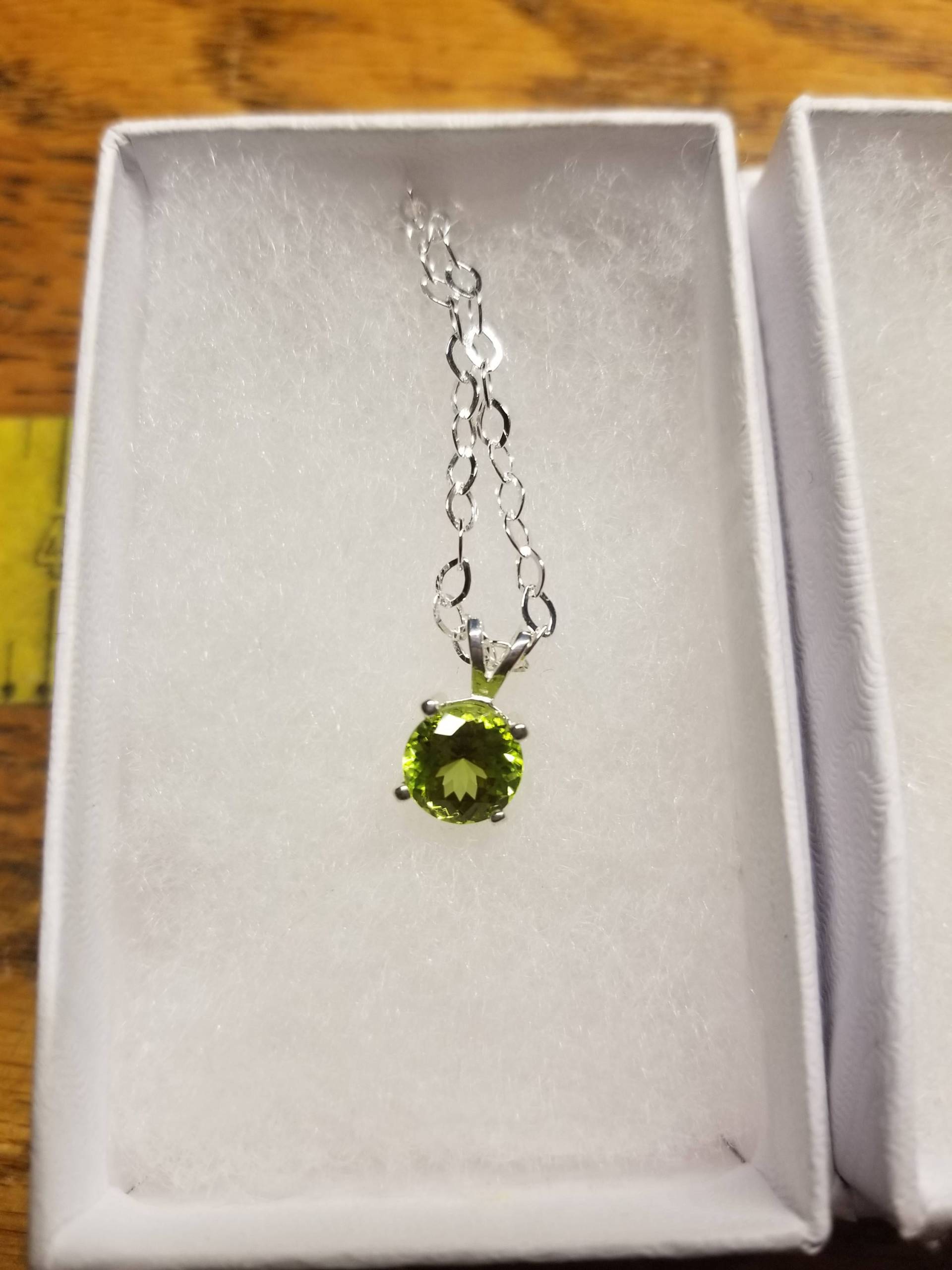 7 Mm Runder Peridot Anhänger in Sterling Silber Montage An 18 Zoll Kette von DianaReevesJewelry