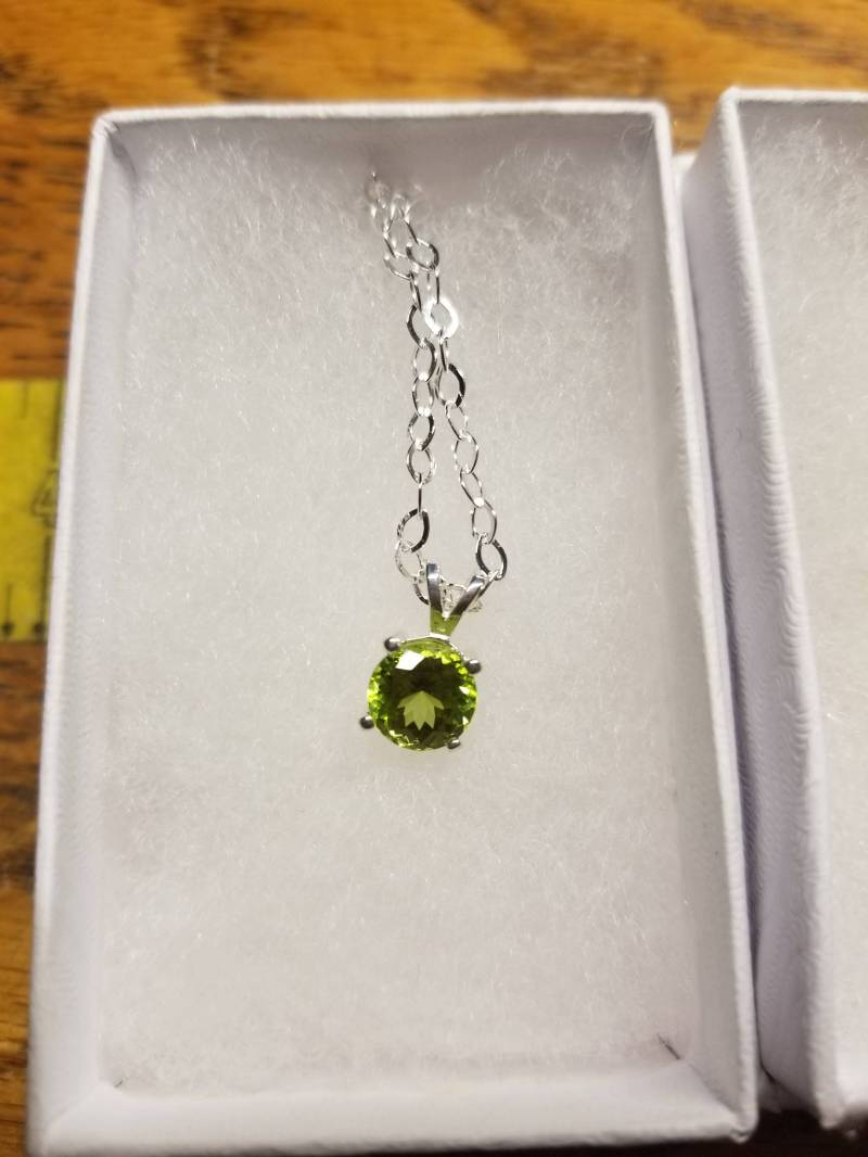 7 Mm Runder Peridot Anhänger in Sterling Silber Montage An 18 Zoll Kette von DianaReevesJewelry