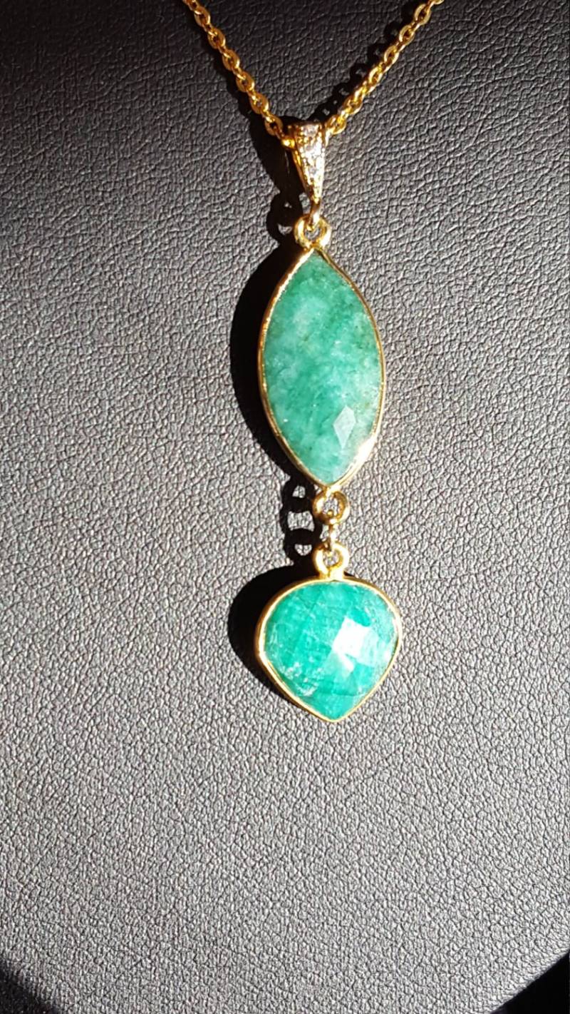 Anhänger Mit Facettiertem Marquise Und Tropfenförmigem Smaragd, Kette Fassungen Aus 24 K Vergoldetem Plättchen von DianaReevesJewelry