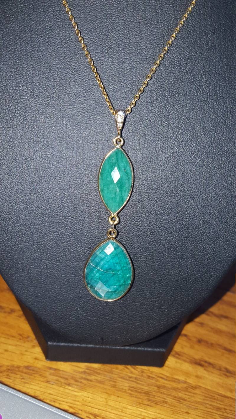 Anhänger Mit Facettiertem Marquise Und Tropfenförmigem Smaragd, Kette Fassungen Aus 24 K Vergoldetem Plättchen von DianaReevesJewelry