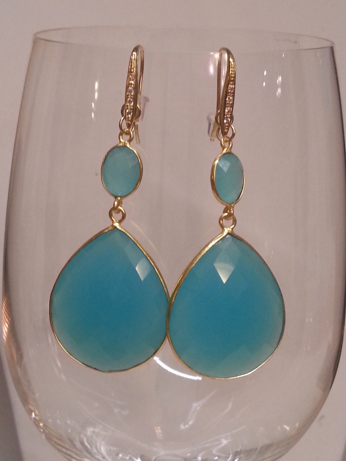 Aqua Chalcedon Ohrringe Mit Vermeil Gold Einfassung Und Cz Akzent Vergoldeten Haken von DianaReevesJewelry