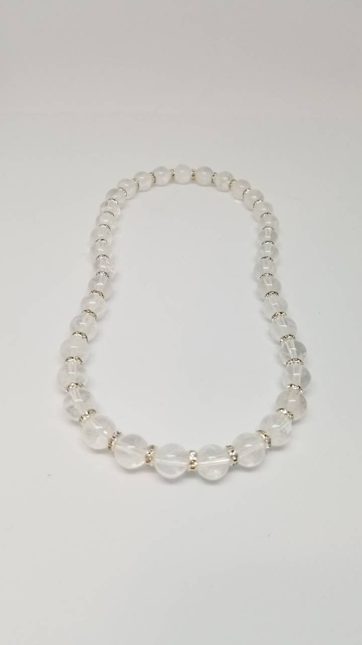 Bergkristall Und Strass Perlen Stretch Halskette Oder Dreifach Gewickeltes Armband. 17 Zoll von DianaReevesJewelry