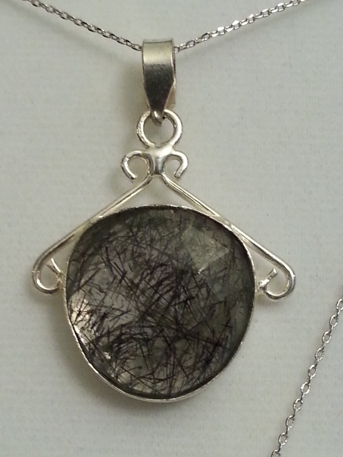 Schwarzer Rutil Anhänger An 925Er Silberfassung, Facettierte Lünette Und Kette von DianaReevesJewelry