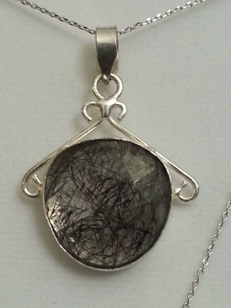 Schwarzer Rutil Anhänger An 925Er Silberfassung, Facettierte Lünette Und Kette von DianaReevesJewelry