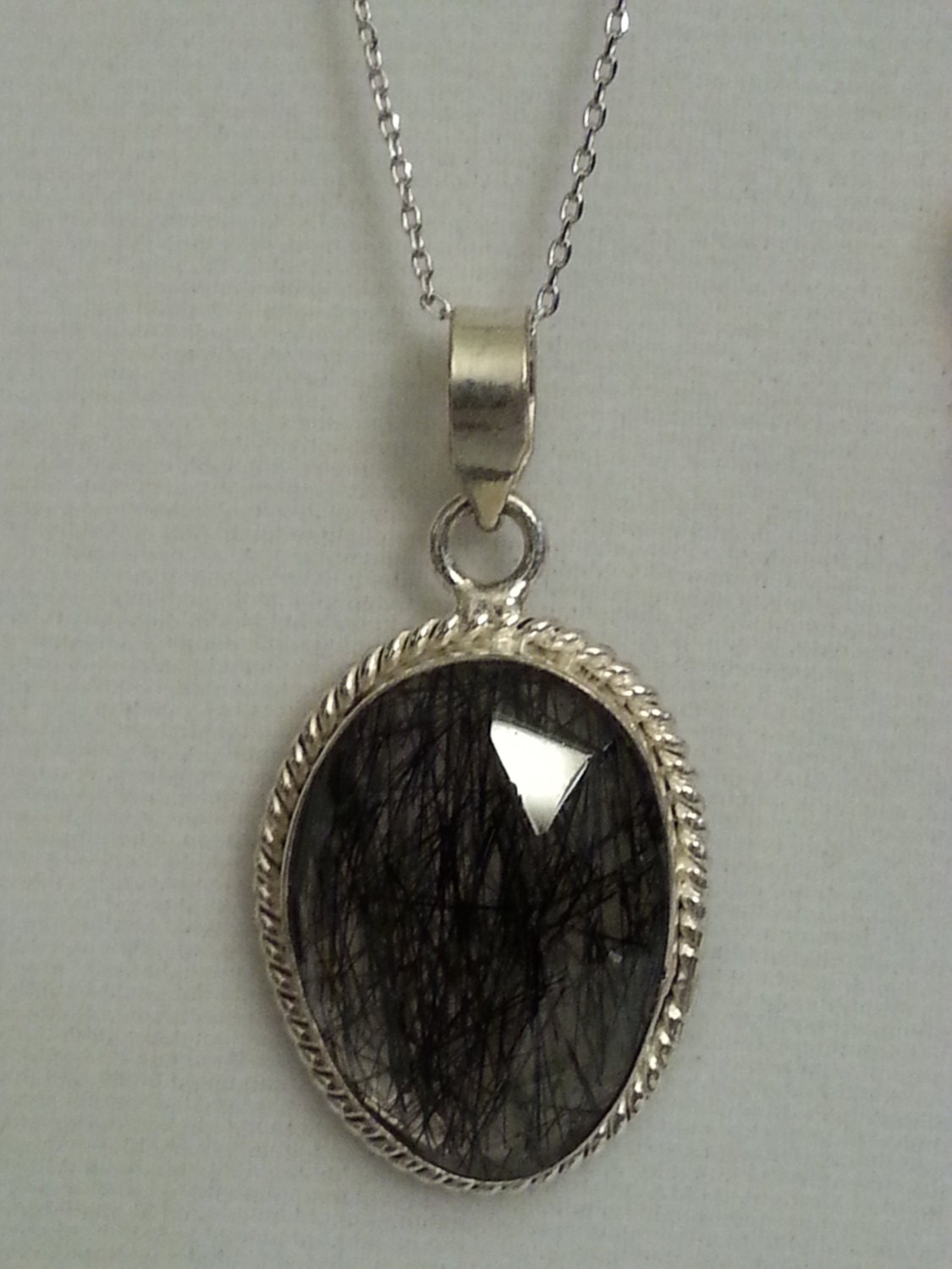 Schwarzer Rutil Anhänger An 925Er Silberfassung, Facettierte Lünette Und Kette von DianaReevesJewelry