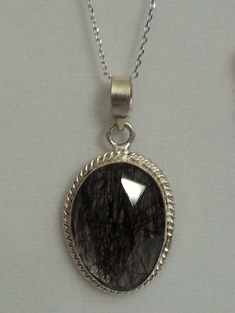 Schwarzer Rutil Anhänger An 925Er Silberfassung, Facettierte Lünette Und Kette von DianaReevesJewelry