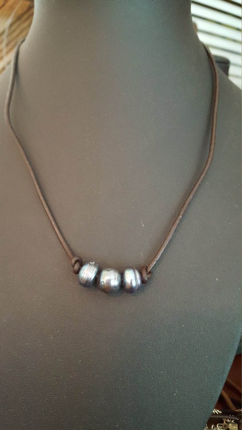 Halskette Mit Blauen Perlen, Leder Und Kupferverschluss, 42 cm Lang von DianaReevesJewelry