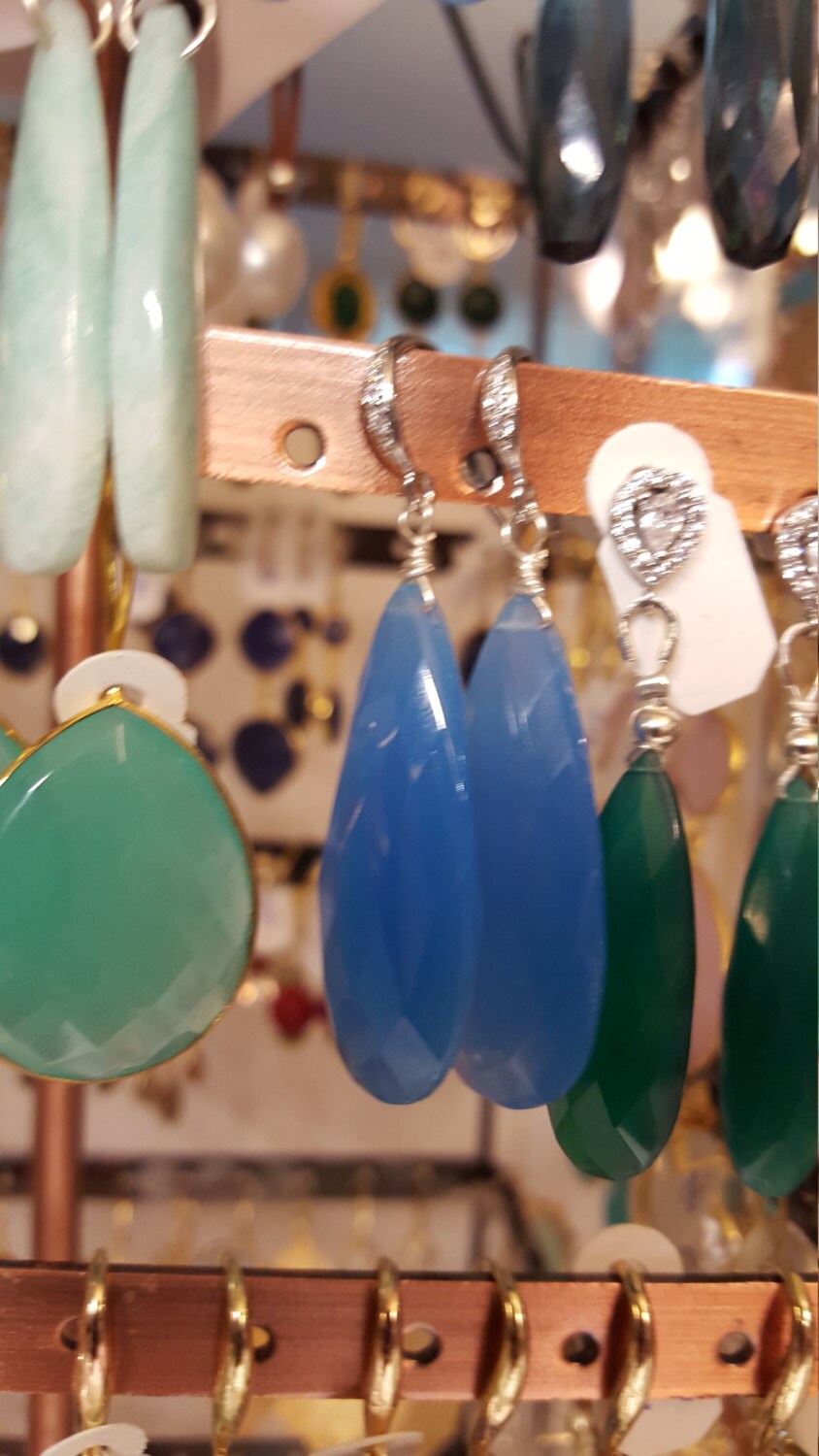 Blaue Chalcedon Briolette Ohrringe Mit Cz Besetzten Haken von DianaReevesJewelry