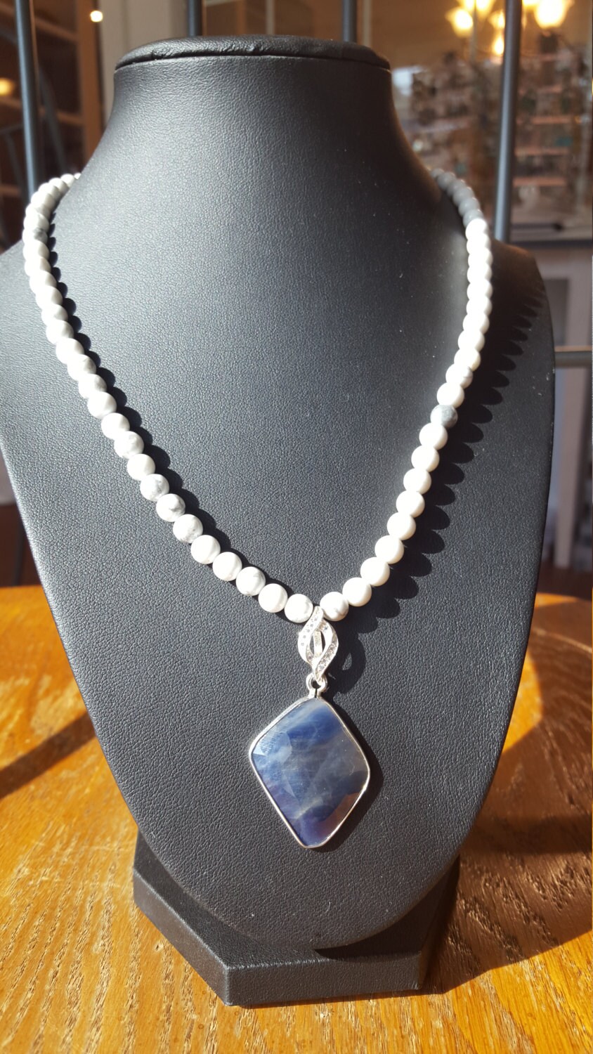 Blauer Saphir Anhänger Mit Silbereinfassung Und Cz Verzierter Anhängerschlaufe Perlenhalskette Aus Weißem Howlith von DianaReevesJewelry