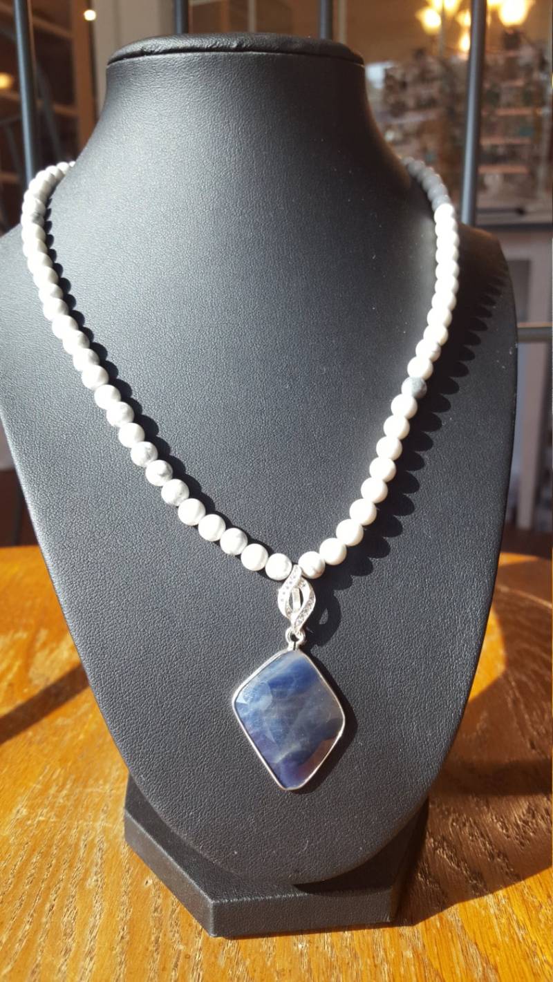 Blauer Saphir Anhänger Mit Silbereinfassung Und Cz Verzierter Anhängerschlaufe Perlenhalskette Aus Weißem Howlith von DianaReevesJewelry
