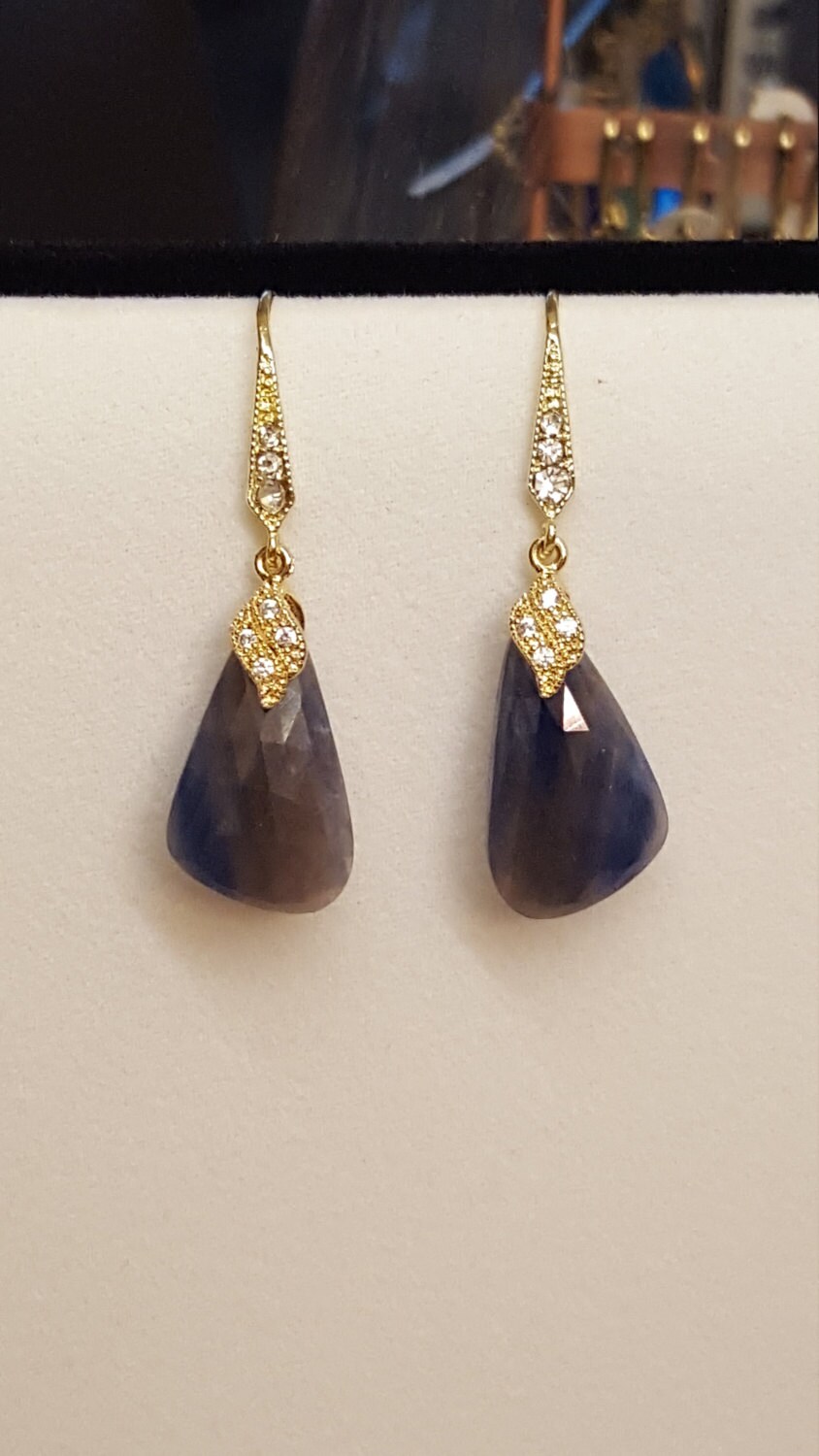 Blauer Saphir Und Cz Ohrringe Mit Vergoldeter Lünette Brisuren von DianaReevesJewelry