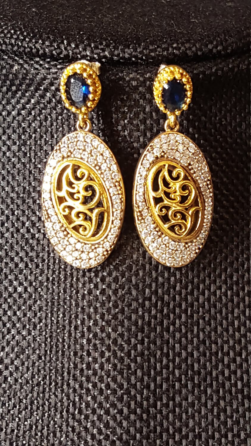 Blau Saphir Weißer Topas Sterling Silber Und Gold Vermeil Ohrringe von DianaReevesJewelry