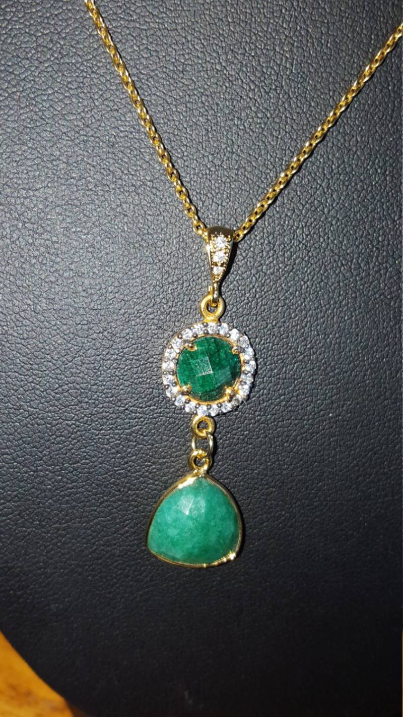 Facettierte Pave Gesetzt Runde Und Trillion Smaragd Anhänger Mit 24 K Vergoldete Platte Kette Einfassungen von DianaReevesJewelry