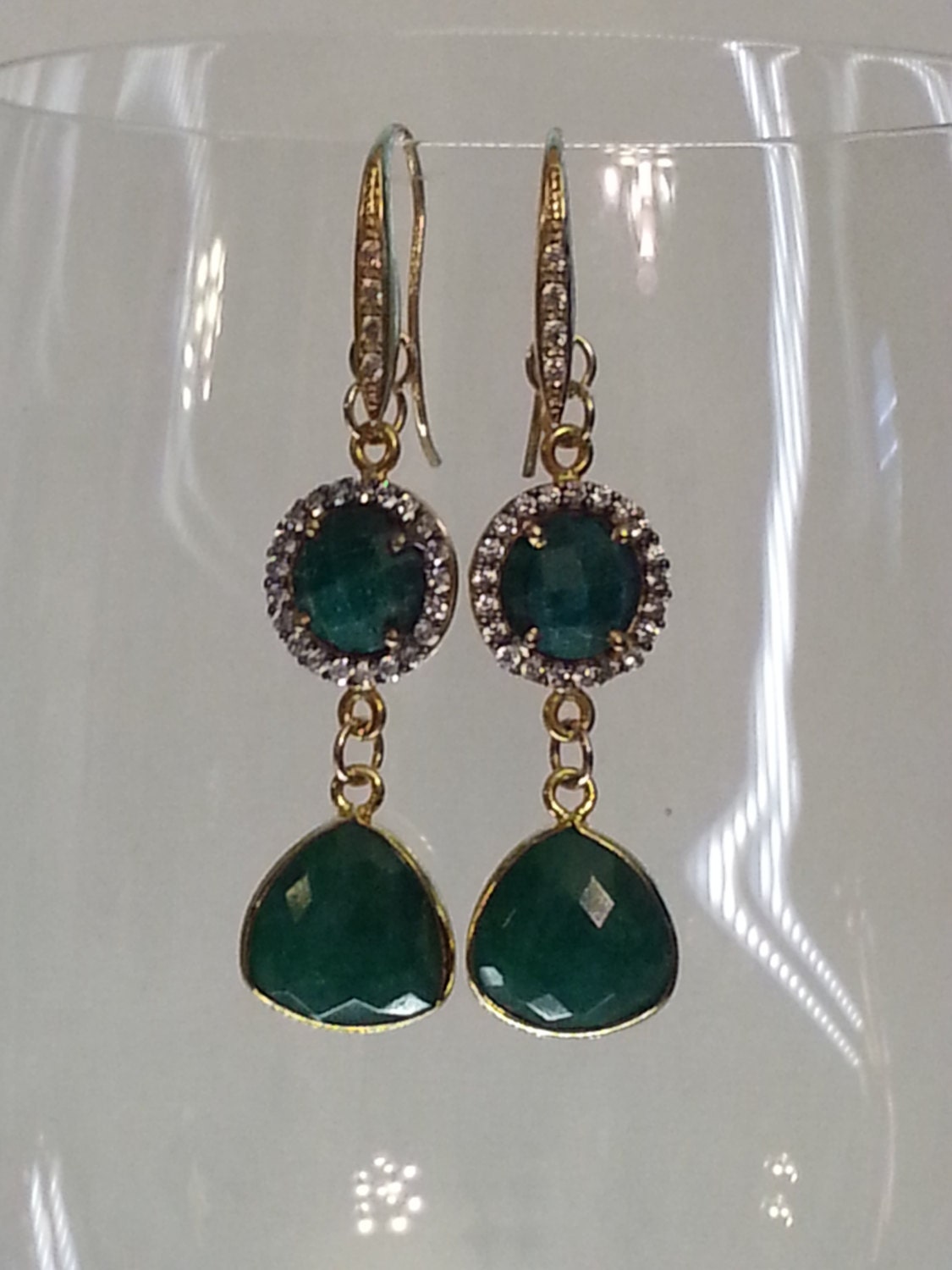 Facettierte Pave Gesetzt Runde Und Trillion Smaragd Ohrringe Mit 24 K Vergoldete Haken Einfassungen von DianaReevesJewelry