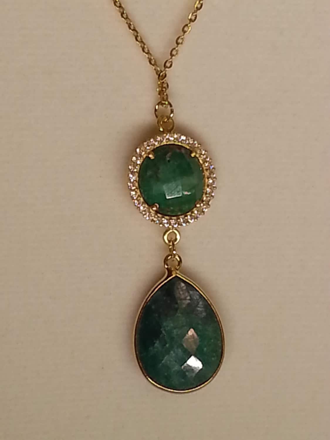 Facettierte Pflastern Rund Und Tropfen Smaragd Anhänger Mit 24 K Vergoldete Platte Kette Einfassungen von DianaReevesJewelry