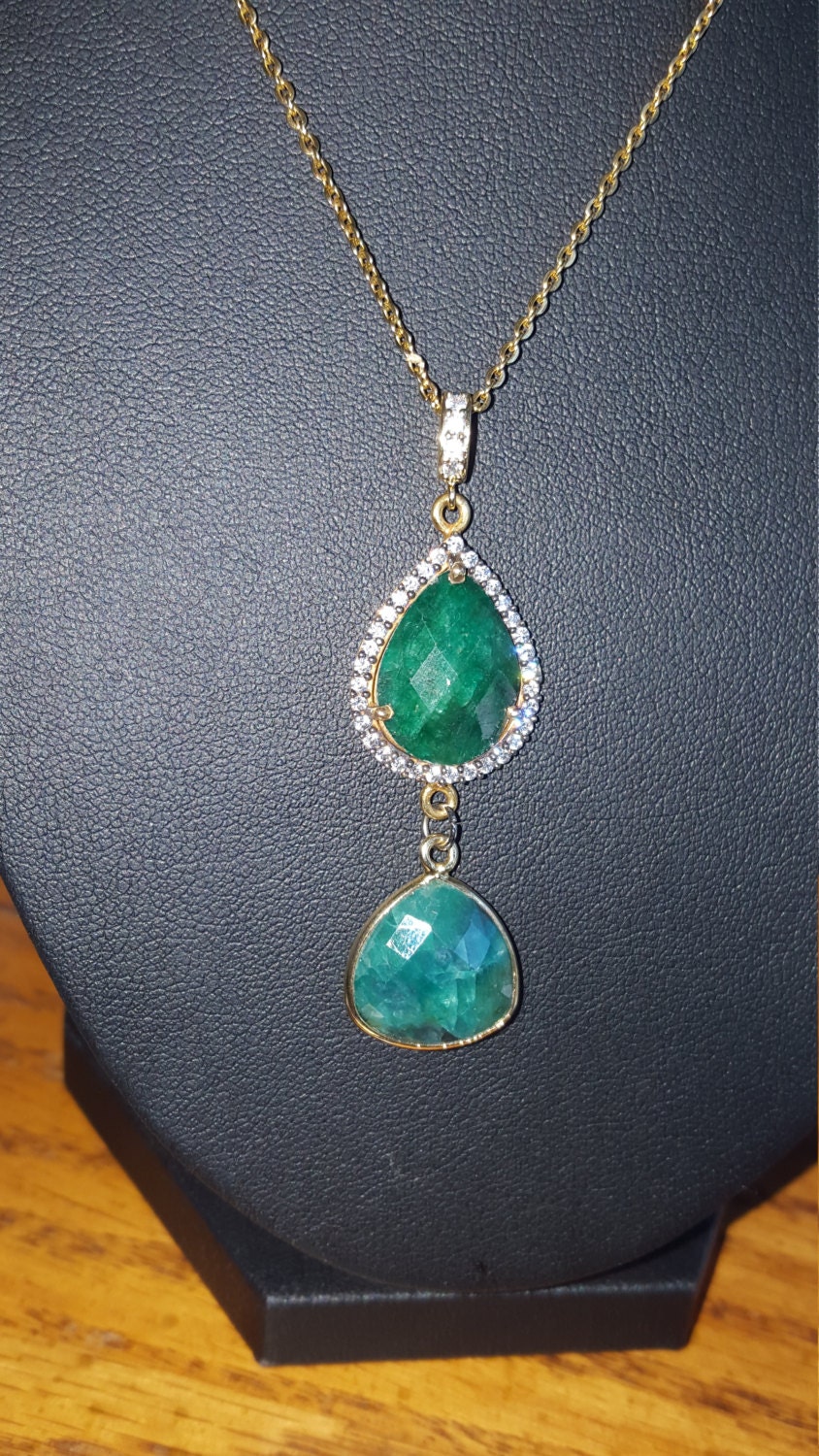 Facettierte Pflastern Tropfen Und Trillion Smaragd Anhänger Mit 24 K Vergoldete Platte Kette Einfassungen von DianaReevesJewelry