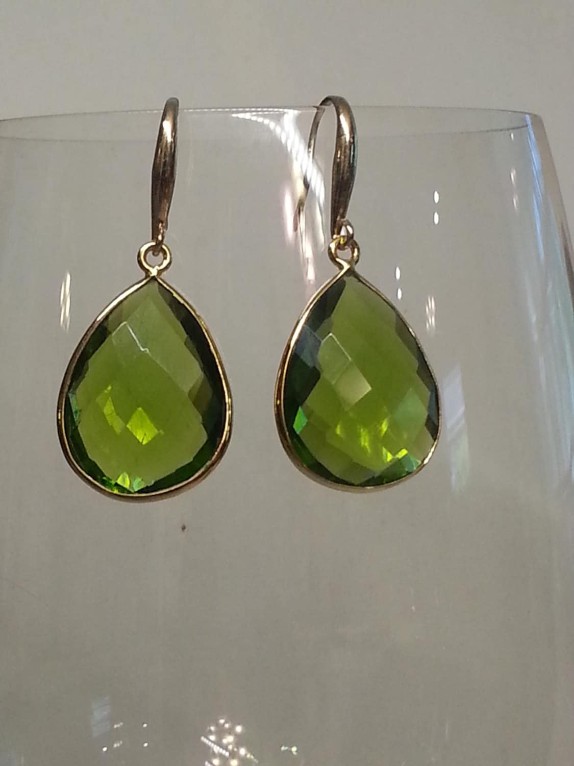 Facettierte Tropfenförmige Vergoldete Silberohrringe Mit Grünem Peridot von DianaReevesJewelry