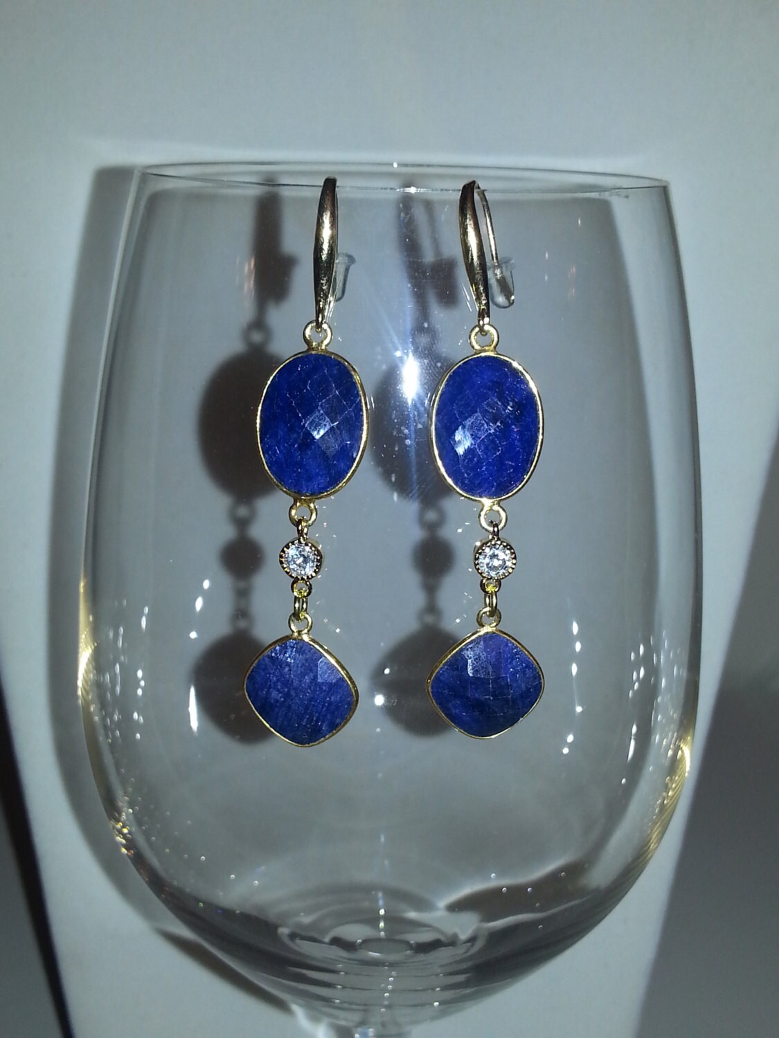 Facettierte Blaue Saphir Und Cz Kristall Ohrringe Mit Vergoldeter Lünette Haken von DianaReevesJewelry