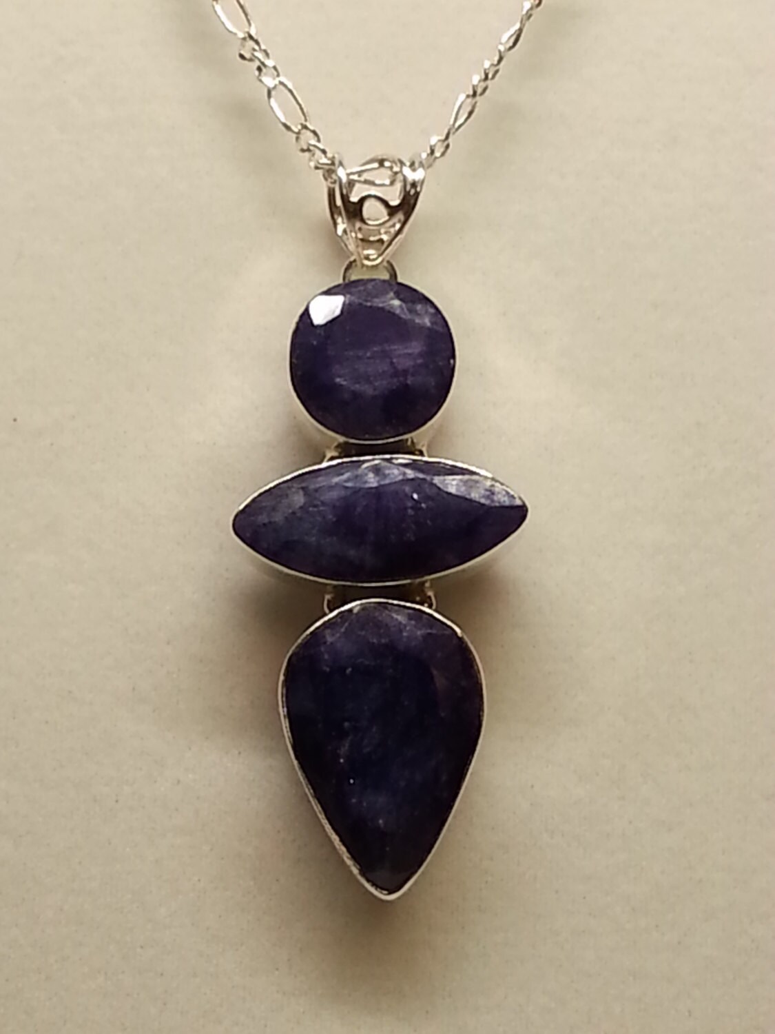 Facettierter Blauer Saphir Und Sterling Silber Anhänger Kette von DianaReevesJewelry