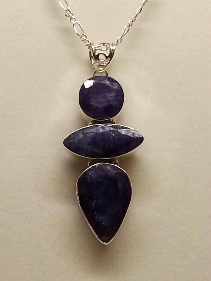 Facettierter Blauer Saphir Und Sterling Silber Anhänger Kette von DianaReevesJewelry