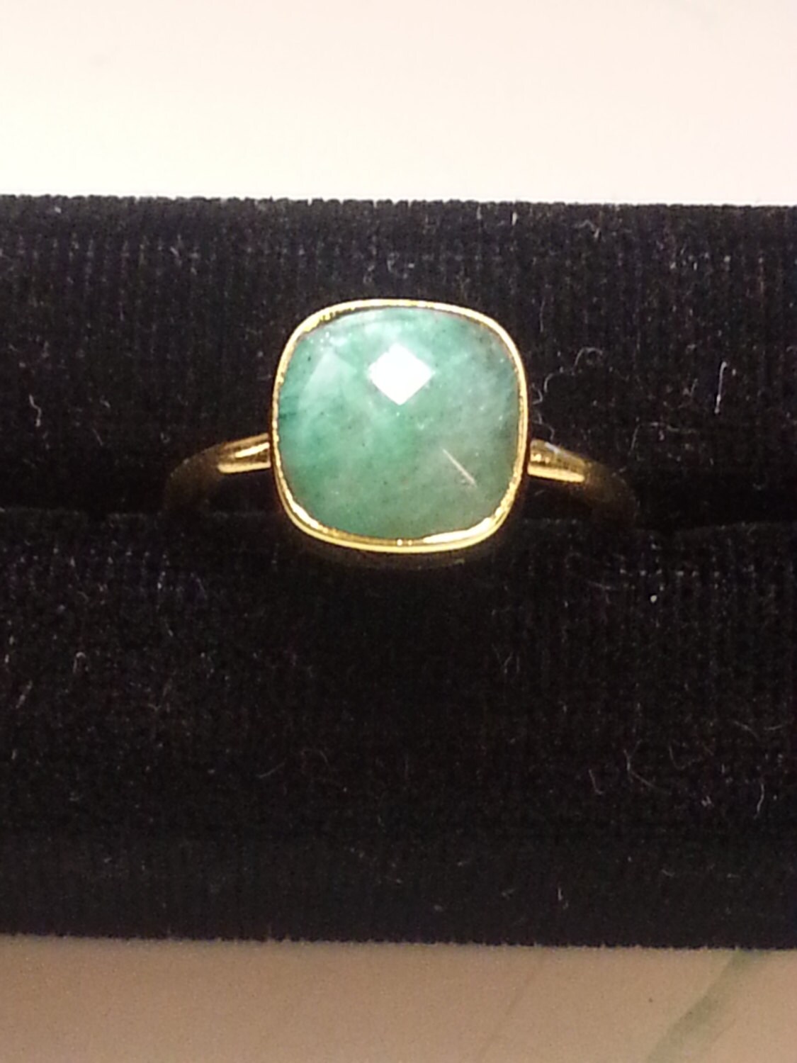 Facettierter Kissenschliff Smaragd Mit Vergoldeter Silberfassung, Größe 6 von DianaReevesJewelry